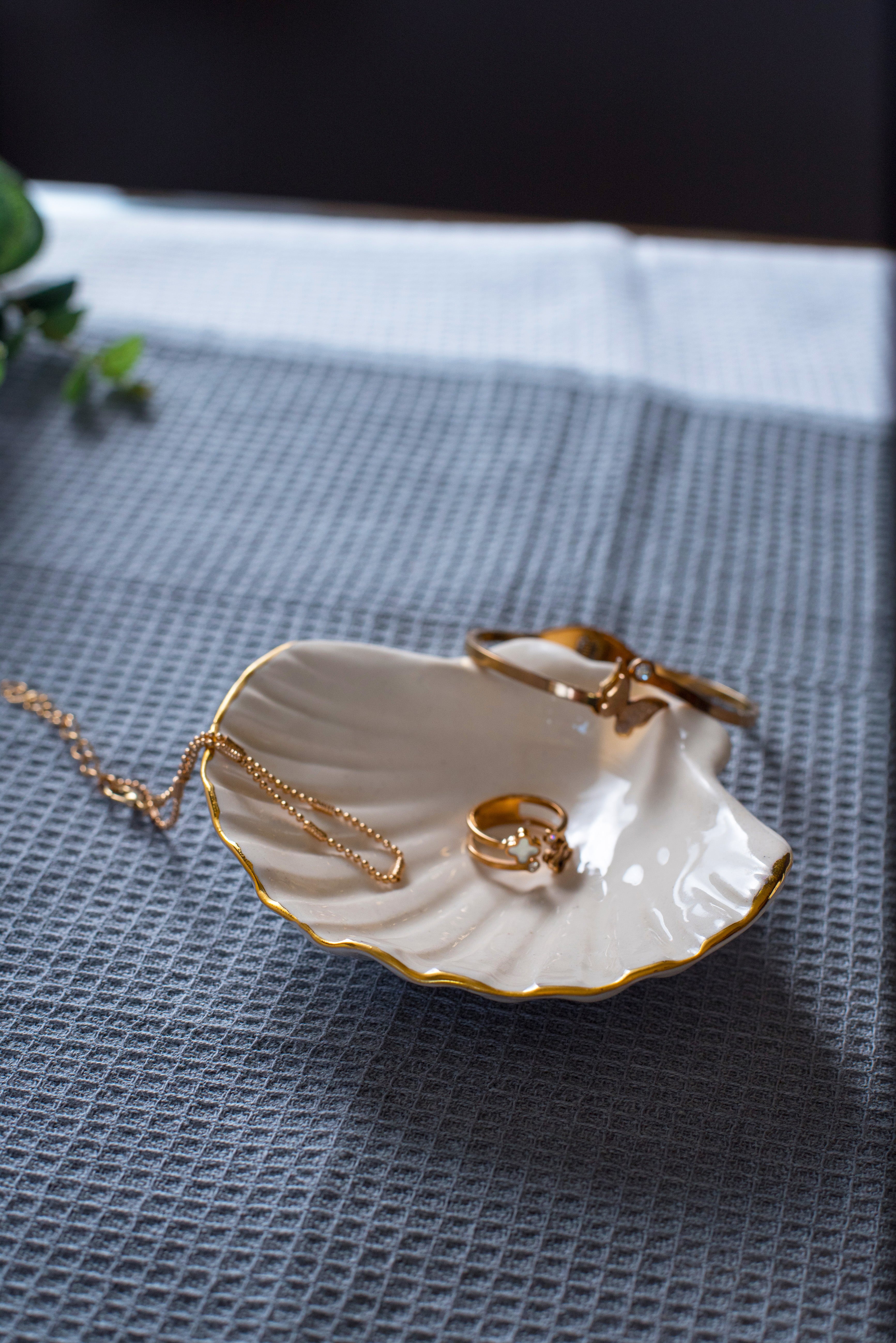 Porcelain seashell jewellery dish white & gold - ZLATNAporcelain