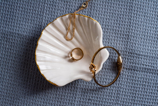 Porcelain seashell jewellery dish white & gold - ZLATNAporcelain