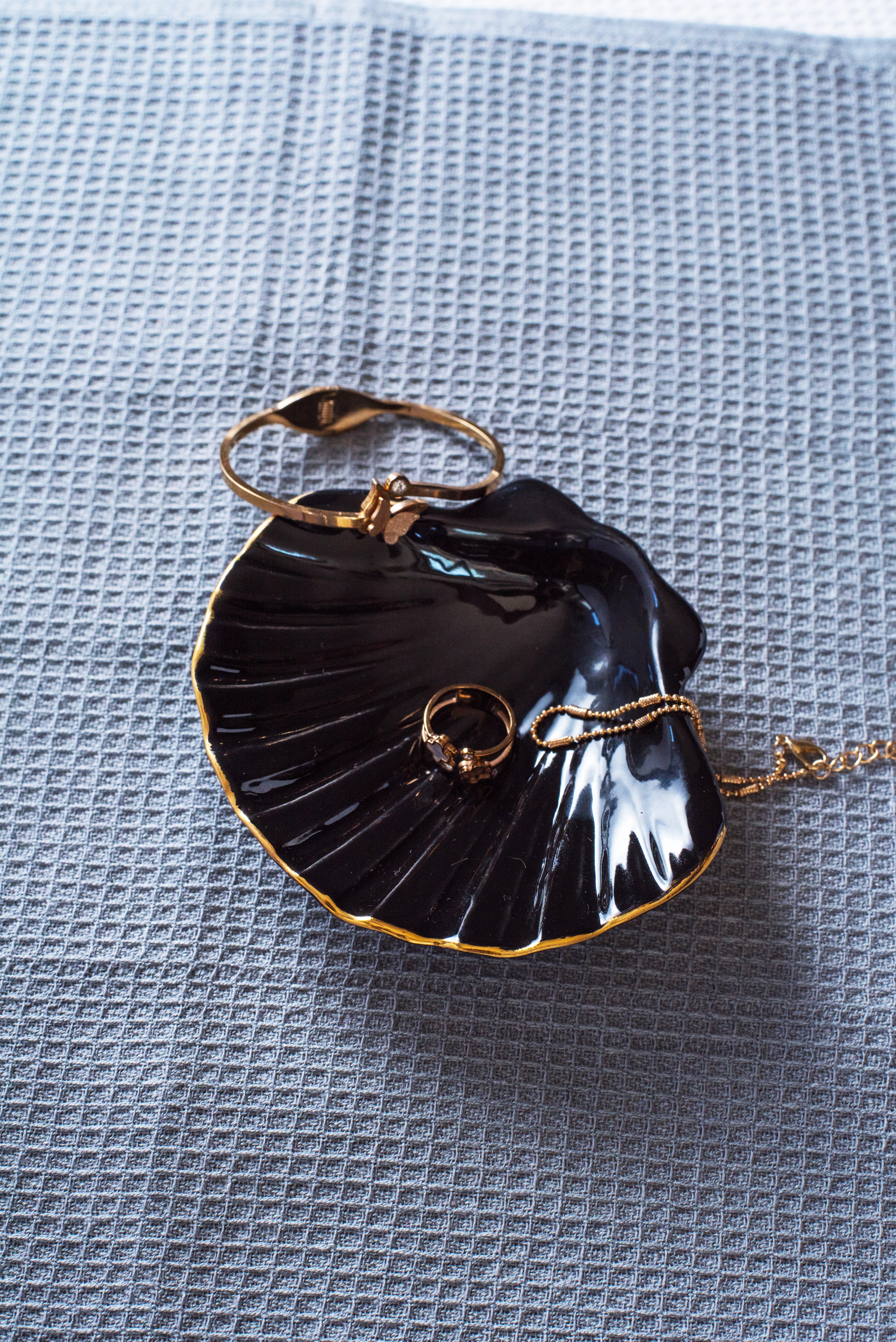 Porcelain seashell jewellery dish black & gold - ZLATNAporcelain