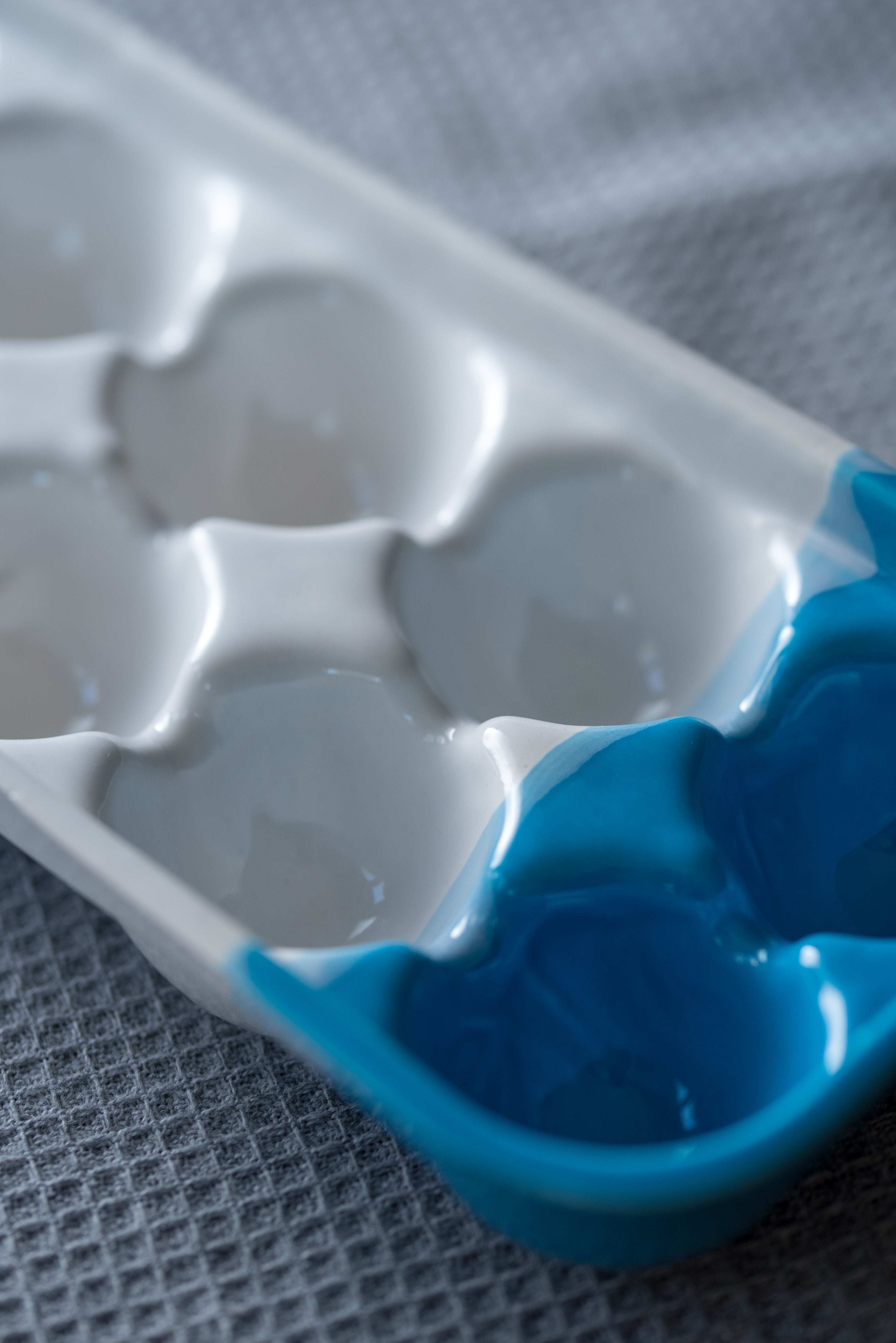Porcelain ombre egg tray - ZLATNAporcelain