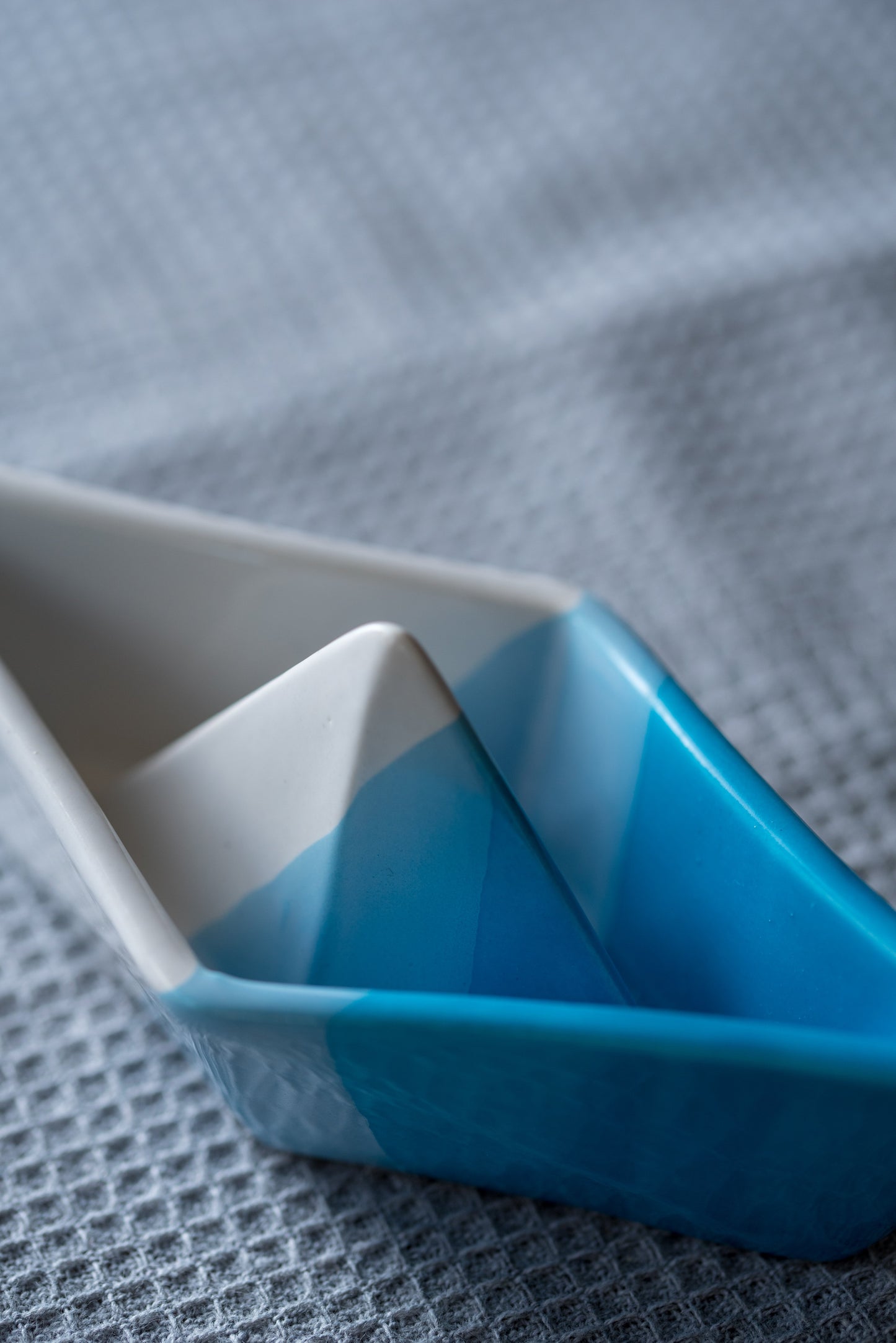 Porcelain ombre paper boat - ZLATNAporcelain