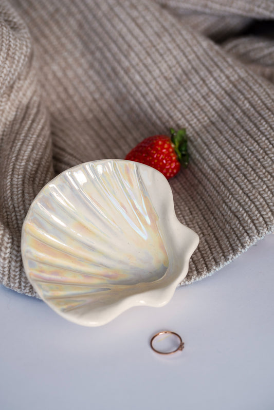 Porcelain seashell jewelry dish PEARL - ZLATNAporcelain