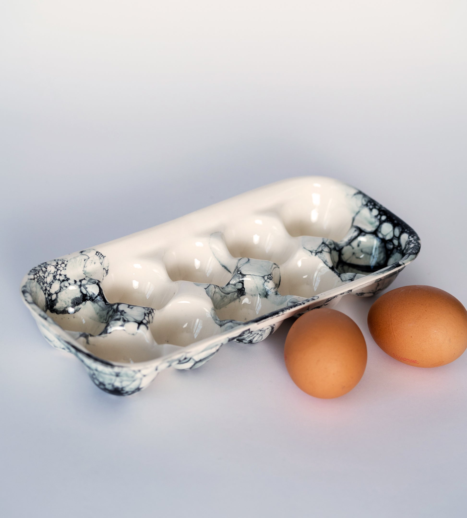 Porcelain egg crate for 10 eggs BLACK BUBBLES - ZLATNAporcelain