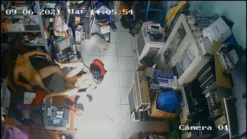 Vợ yêu chồng nện nhau trong của hàng máy tính
